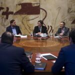 Carles Puigdemont y Oriol Junqueras durante la última reunión ordinaria del año del ejecutivo catalán.