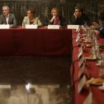 La alcaldesa de Barcelona, Ada Colau (i), al inicio de la reunión que ha mantenido hoy con los principales agentes económicos y sociales de la ciudad.