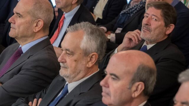 Guerrero, en la esquina superior derecha, detrás de Chaves, Griñán y Zarrías, en el área de los acusados de la Sala de la Audiencia sevillana