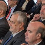 Guerrero, en la esquina superior derecha, detrás de Chaves, Griñán y Zarrías, en el área de los acusados de la Sala de la Audiencia sevillana