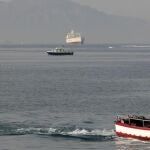 A una protesta de Reino Unido por la «intromisión» española en sus «aguas», siguió la respuesta española: Gibraltar no tiene «aguas» y la soberanía de todo el perímetro que rodea a la Roca es española.
