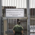 Agentes de la Patrulla Fronteriza de Estados Unidos prestan servicio cerca del punto de control secundario durante una conferencia de prensa del fiscal general Jedd Sessions en la valla fronteriza entre los Estados Unidos y México ayer en San Diego, California (EE.UU.) / Efe