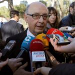 El ministro de Hacienda, Cristóbal Montoro, atiende a los medios.