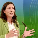 La secretaria general del PP-A, Loles López, afirmó ayer que su formación está a favor de la jornada de 35 horas para los empleados públicos «pero sin saltarse la ley».