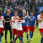 Los jugadores del Hamburgo tras el partido en el que perdieron la categoría. Efe