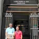 A la izquierda, Jesús Cabrera, de FSS-CC OO, ayer en la sede sevillana del SAS
