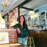 Almudena Zapatero, socia del Café Beluga en Valladolid, donde se realizan numerosos recitales de poesía.