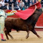 David Mora dando un pase de pecho, ayer, en la cuarta de las Fallas de Valencia