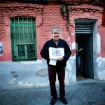 El hispanista Ian Gibson ante la fachada de Peironcely 10, en una concentración el 28 de octubre de 2017, a favor de la protección de la casa