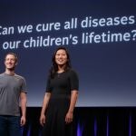 El fundador de Facebook, Mark Zuckerberg, y su esposa, Priscila Chan