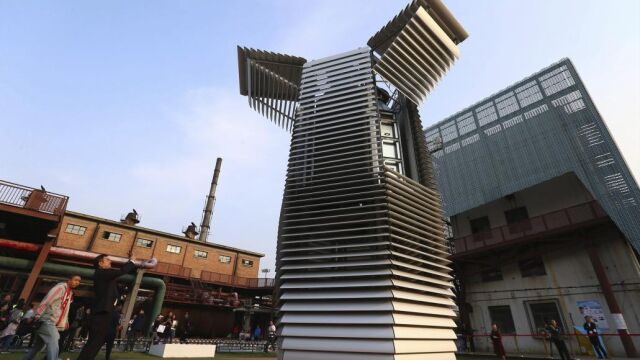 Vista de la Smog Free Tower, una torre de siete metros de altura con filtros que purifican el aire