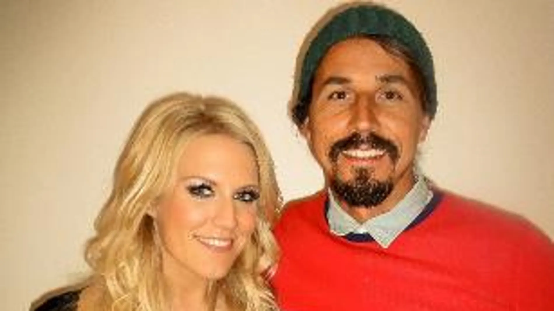 Andrés Ballinas con Natalie Horler, cantante de Cascada, grupo que representa a Alemania