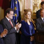 El presidente del Gobierno, Mariano Rajoy (i); el presidente del Senado, Pío García Escudero, aplauden a la presidenta del Congreso, Ana Pastor