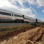 Tren de pasajeros de la línea Málaga-Sevilla tras descarrilar esta mañana a su paso por la localidad de Arahal (Sevilla)