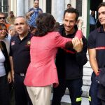 Los tres bomberos con Rosa AGuilar en el tribunal de Lesbos/Foto: Efe