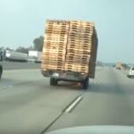 Un remolque lleno de palés circula solo por la carretera