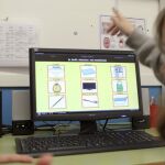 Dos niñas usando internet en su colegio
