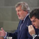 Iñigo Méndez de Vigo y Álvaro Nadal, durante la rueda de prensa ofrecida tras la reunión del Consejo de Ministros.