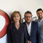 Laura Urquizu, junto a los cofundadores de la empresa, Josep Coll -actual presidente- y David Casellas
