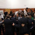 Unos 200 jóvenes taponan desde dentro la puerta de la facultad de derecho de la Universidad Autónoma de Madrid.