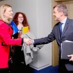 Pilar del Olmo saluda a Nicola de Michelis durante su encuentro en Bruselas