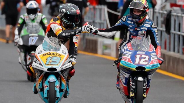 El piloto argentino Gabriel Rodrigo felicita a Bezzecchi tras la victoria