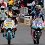 El piloto argentino Gabriel Rodrigo felicita a Bezzecchi tras la victoria