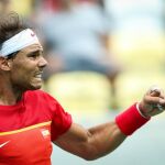 El tenista español Rafael Nadal celebra un set ante el tenista Gilles Simon.