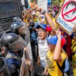 Opositores venezolanos protestan en las calles de Caracas