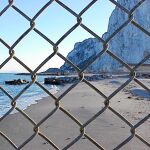 En esta imágen, tomadas por miembros de Verdemar, se puede observar la degradación que ha sufrido la playa de la Roca contigua a la de Levante, de La Línea, desde el año 2006 a la actualidad. Los ecologistas recuerdan que las aguas que la bañan son LIC.