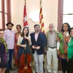 Ernesto Monsalve y Eva Helena García con representantes de la Casa Catalana en La Habana