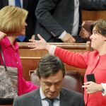 María Dolores de Cospedal y Soraya Sáenz de Santamaría se saludaban ayer, en el Congreso de los Diputados / Luis Díaz