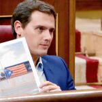 El líder de Cs, Albert Rivera, muestra un colegio catalán que luce en su fachada la «senyera»