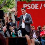 El presidente del Gobierno y candidato del PSOE para las elecciones del 28 de abril, Pedro Sánchez, pronuncia su discurso durante un acto de campaña electoral este lunes en Madrid