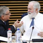 El comisario europeo de Acción por el Clima y Energía, Miguel Arias Cañete (d), y el comisario europeo de Medioambiente, Karmenu Vella