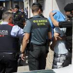 Guardia Civil y Mossos d'Esquadra se llevan a un detenido en Ripoll.