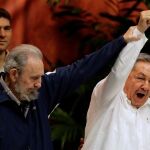 El líder cubano Fidel Castro junto a su hermano Raúl en el 50 aniversario del régimen comunista
