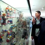 Mariano Rajoy y el candidato del PPC a la Generalitat, Xavier García Albiol, durante su visita al Museo del Juguete de Gerona.