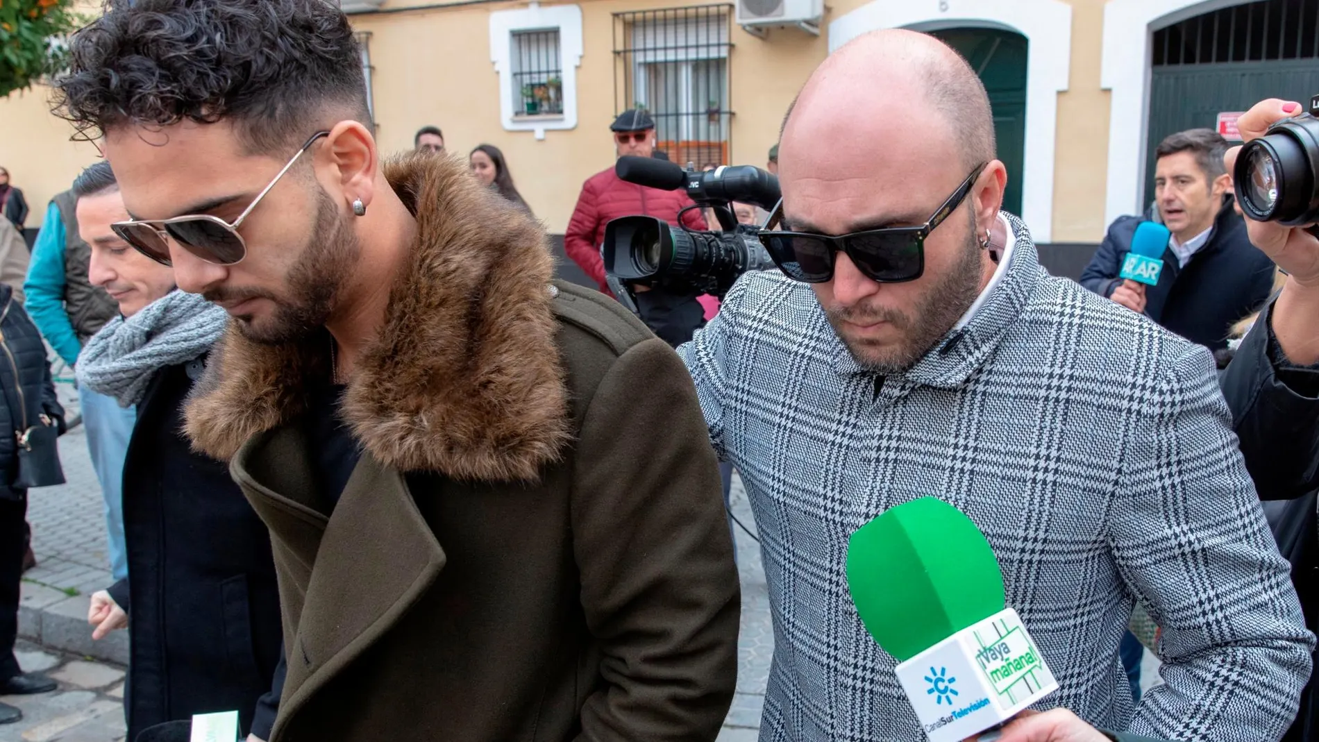 Manuel, hijo del cantante Chiquetete, acompañado de Kiko Rivera, a su llegada este mediodía a la Iglesia de los Gitanos, de Sevilla / Foto: Efe