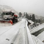 Un camión quitanieves despeja las carreteras de Pamplona. Foto: Efe