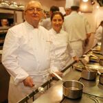 Elena, hija de Juan Mari Arzak, junto a su padre en las cocinas de su restaurante, que data de 1897