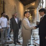 El presidente de la Generalitat, Carles Puigdemont, durante la reunión que ha mantenido con los organizadores de la concentración con el lema 'La comunidad musulmana contra el terrorismo'