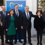 De Cospedal, Weber, Bonig, Rajoy, Tajani, De Cospedal, Arias Cañete y González Pons, en un momento de las jornadas en las que participaron más de un centenar de parlamentarios europeos del PP