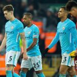 Los jugadores del Manchester City John Stones, Fernandinho, and Danilo