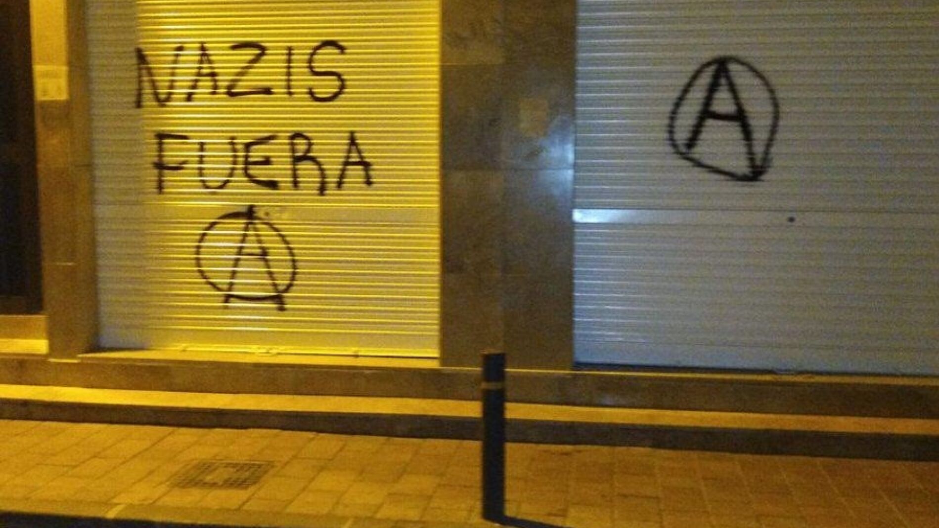 Aparecen pintadas de «Nazis fuera» en la fachada de una sede de Vox en ...
