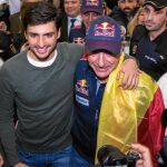 El hijo de Sainz, Carlos jr, se acercó al aeropuerto de Barajas para recibir a su padre
