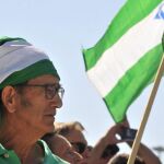 Un hombre en un acto conmemorativo de la muerte de Blas Infante