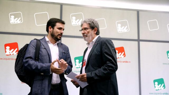 Alberto Garzón junto a Adolfo Barrena