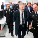 El ministro del Interior, Fernando Grande-Marlaska (i), acompañado por el comisario de Vélez-Málaga, Juan Carlos Aparicio, visita la nueva comisaría del Cuerpo de Policía Nacional de Vélez-Málaga. EFE