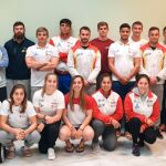 El grupo de palistas de las Selecciones Nacionales, femenina y masculina. A la derecha Felipe del Valle y a su izquierda el seleccionador nacional Marcel Glaván / Foto: La Razón